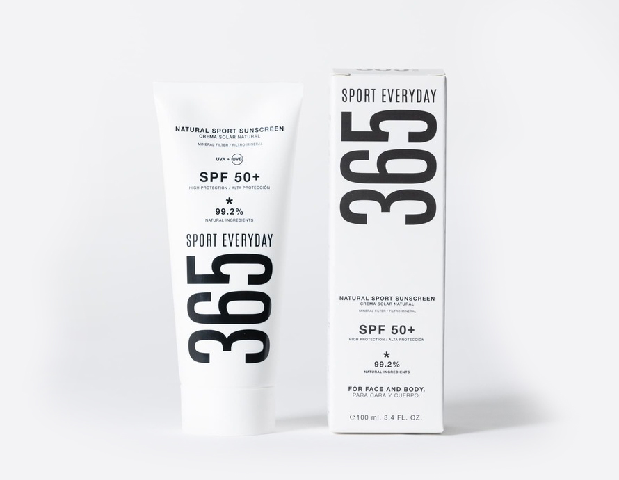 365 SportEveryDay es el protector solar deportivo natural con FACTOR 50+ de alta protección, filtro solar mineral natural y un 99.2% de ingredientes naturales de los cuales un 58% de procedencia ecológica.