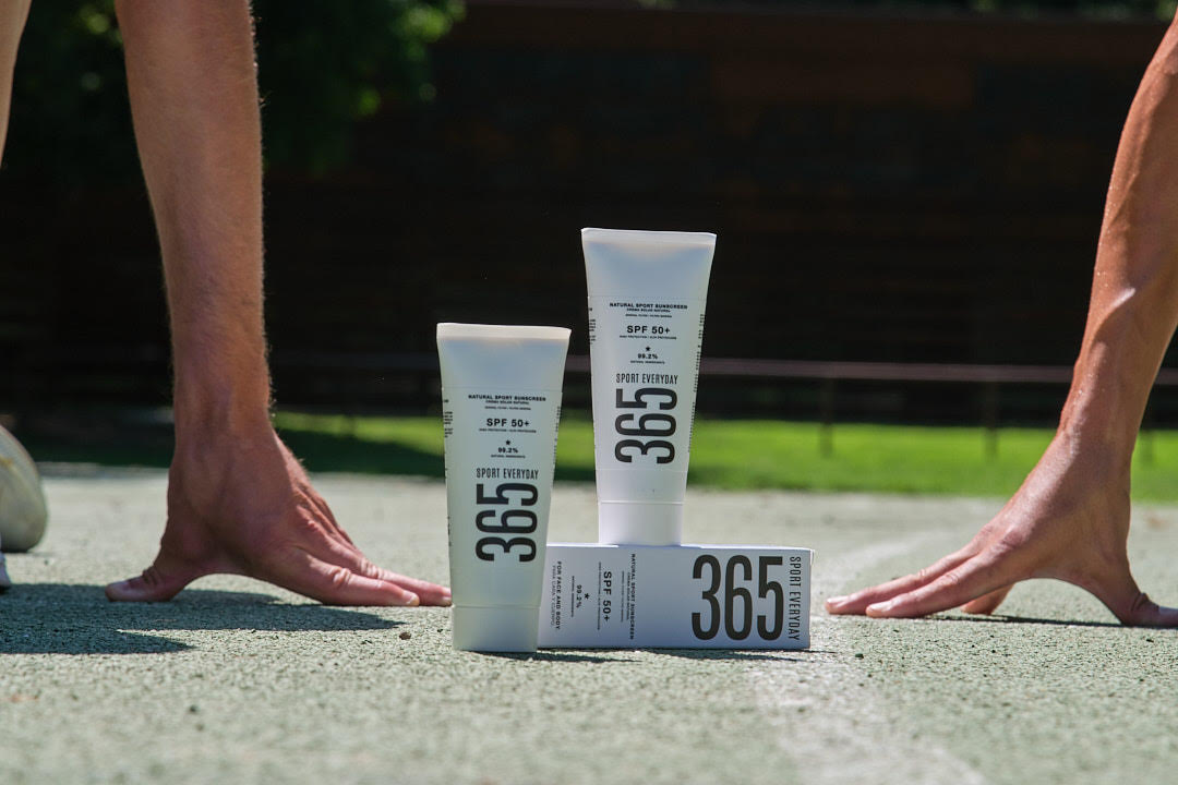 365 SportEveryDay es el protector solar deportivo natural con FACTOR 50+ de alta protección, filtro solar mineral natural y un 99.2% de ingredientes naturales de los cuales un 58% de procedencia ecológica.